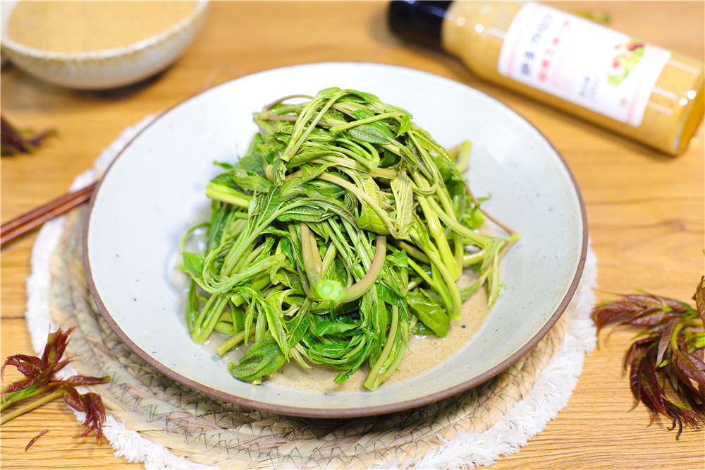 香椿洗凈去掉硬根，焯水1分鐘后撈起，迅速過(guò)水冷卻（冰水效果最佳），冷卻后撈出香椿擠干水分備用。