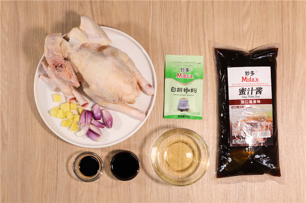準備好輔料，土雞清洗干凈，雞肚開(kāi)邊方便入味。